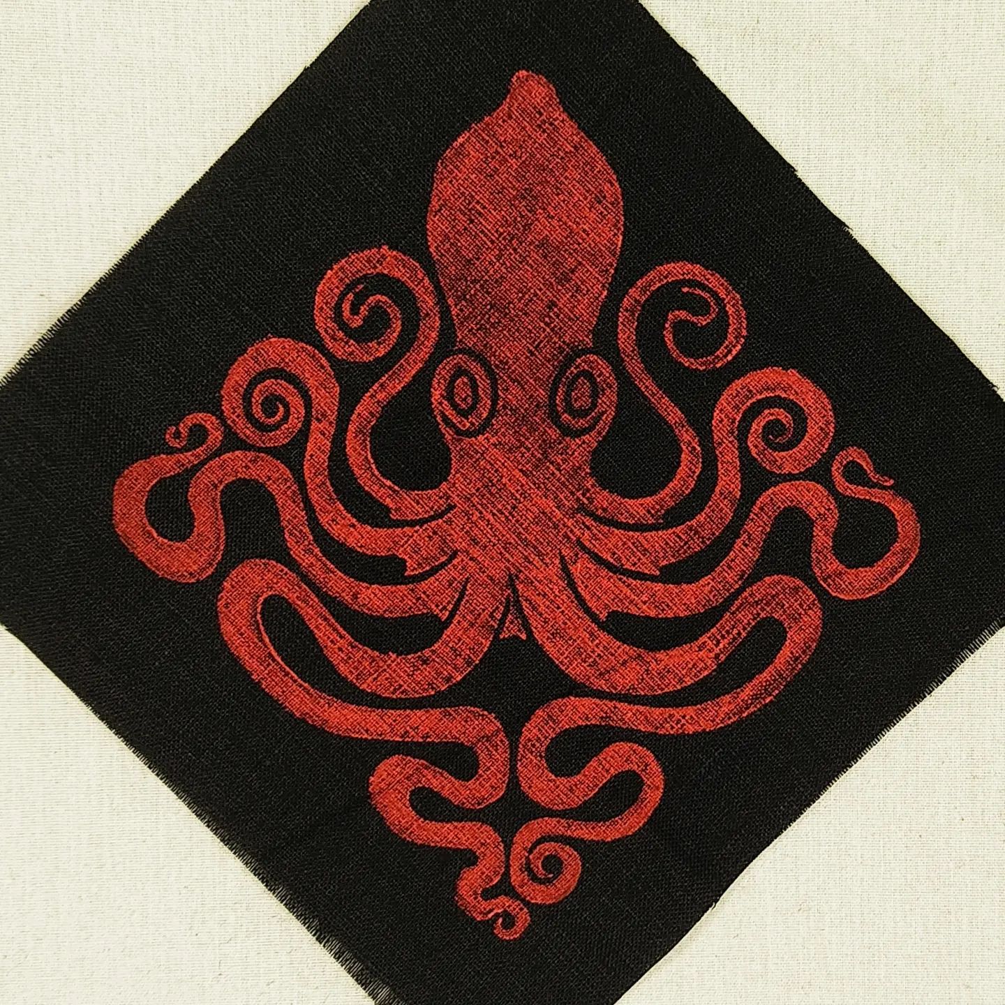 Linen patch with octopus print - black/red - Racaire's Workshop