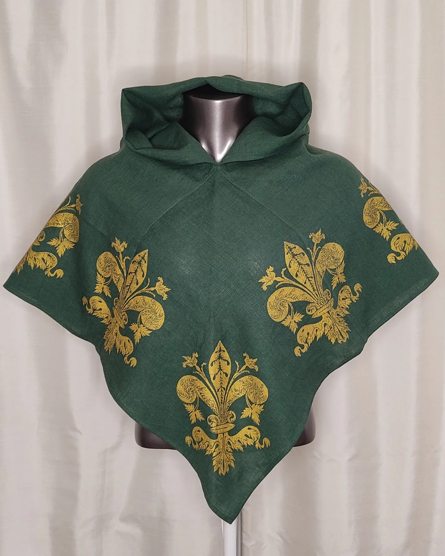 Skjoldehamn Hood - 16th century fleur-de-lis print - green (dark)/ gold ...